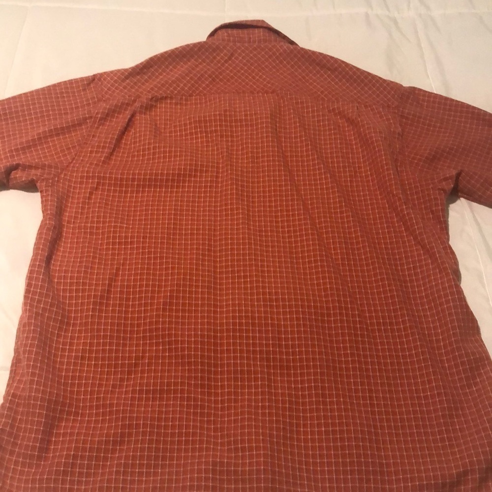 Columbia men’s Breathable short sleeve shirt medium in a burnt orange w designs - Picture 7 of 7